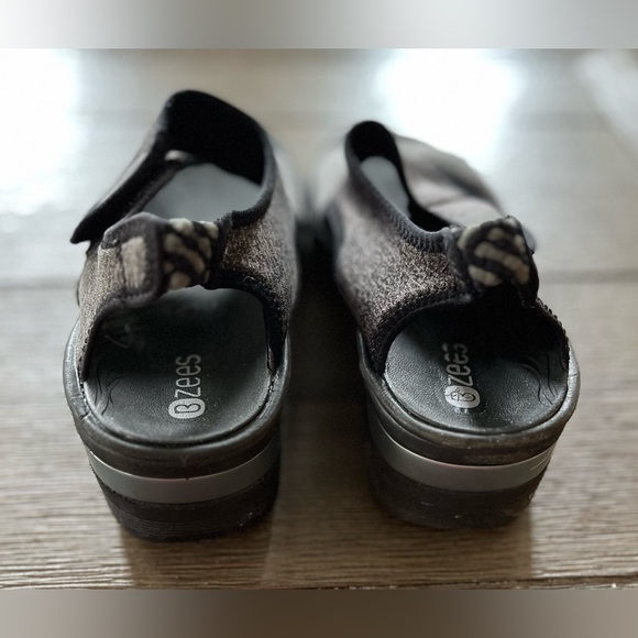Bzees Debut Sling Back Black and Grey Wedge Open Toe Sandals Size 10M - Picture 5 of 8